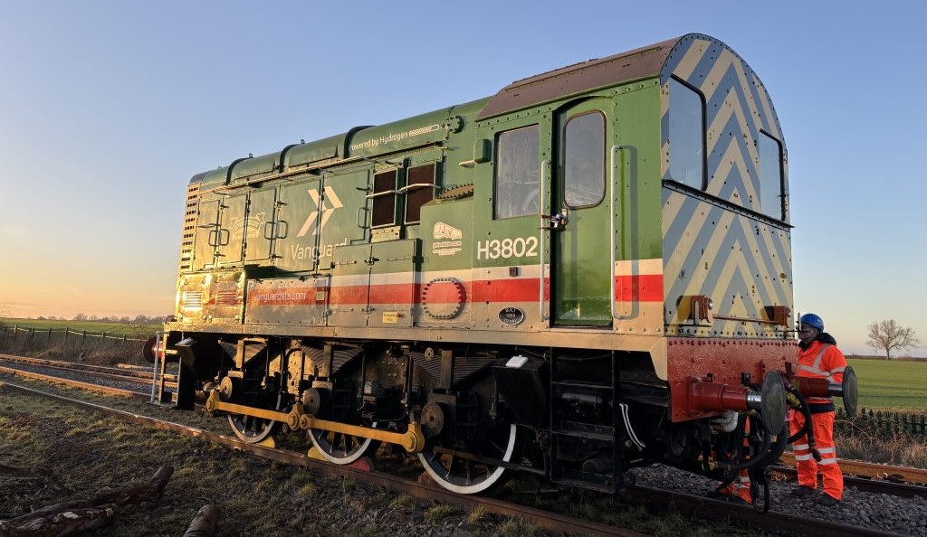 В Великобритании стартовала демонстрация водородно-аккумуляторного маневрового локомотива