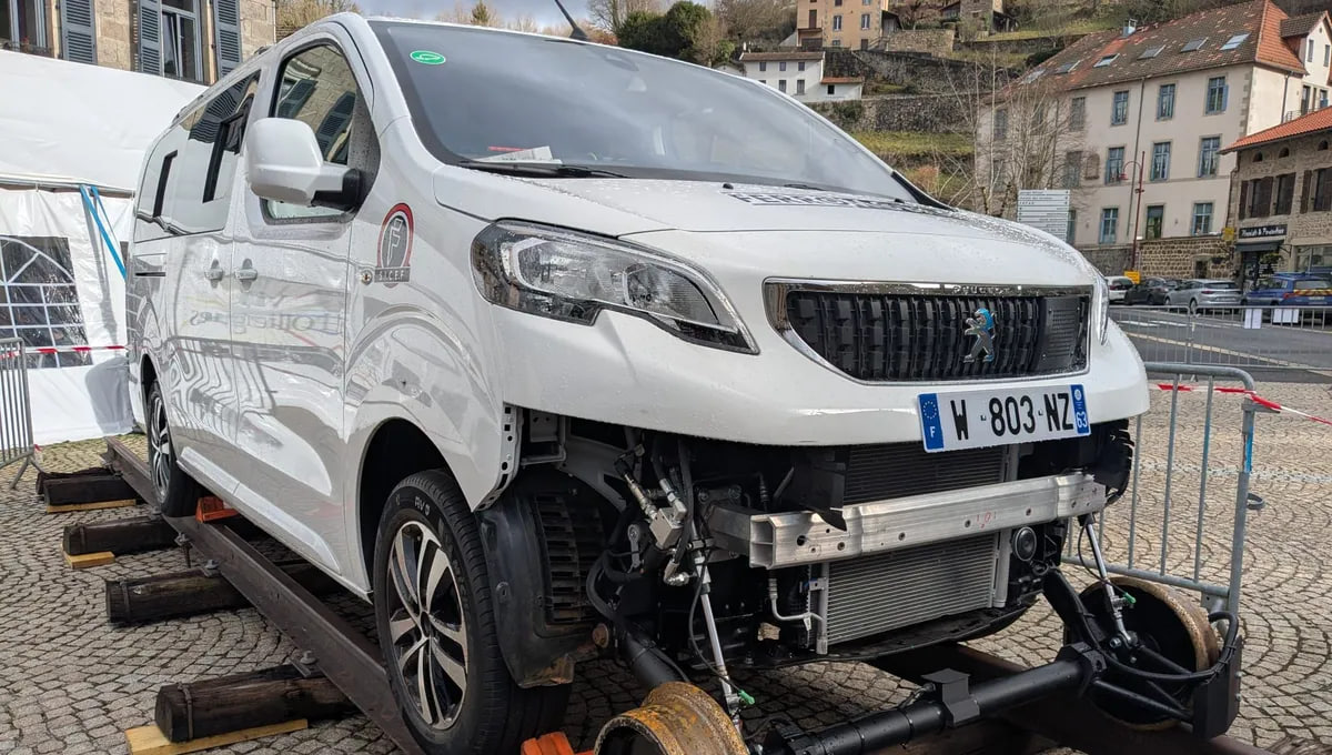 Во Франции представили прототип локомобиля на базе минивэна Peugeot