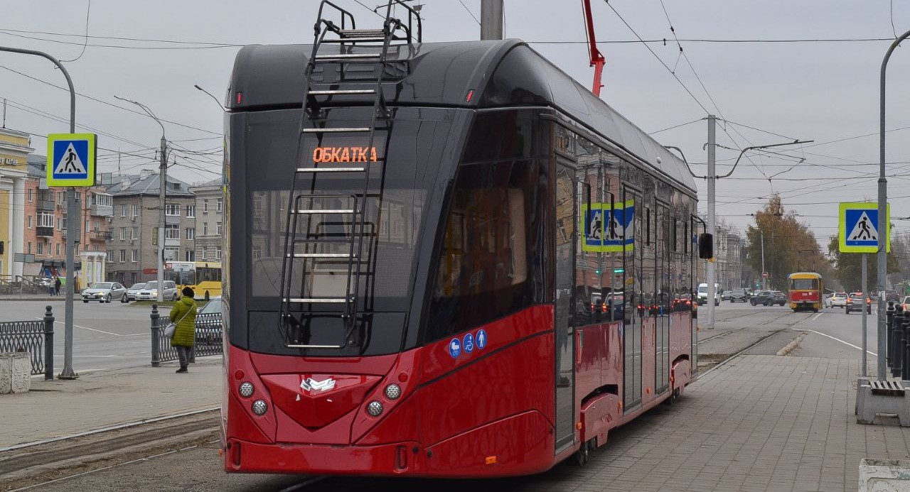 В Барнауле обкатывают первый трамвай Т811 из Белоруссии