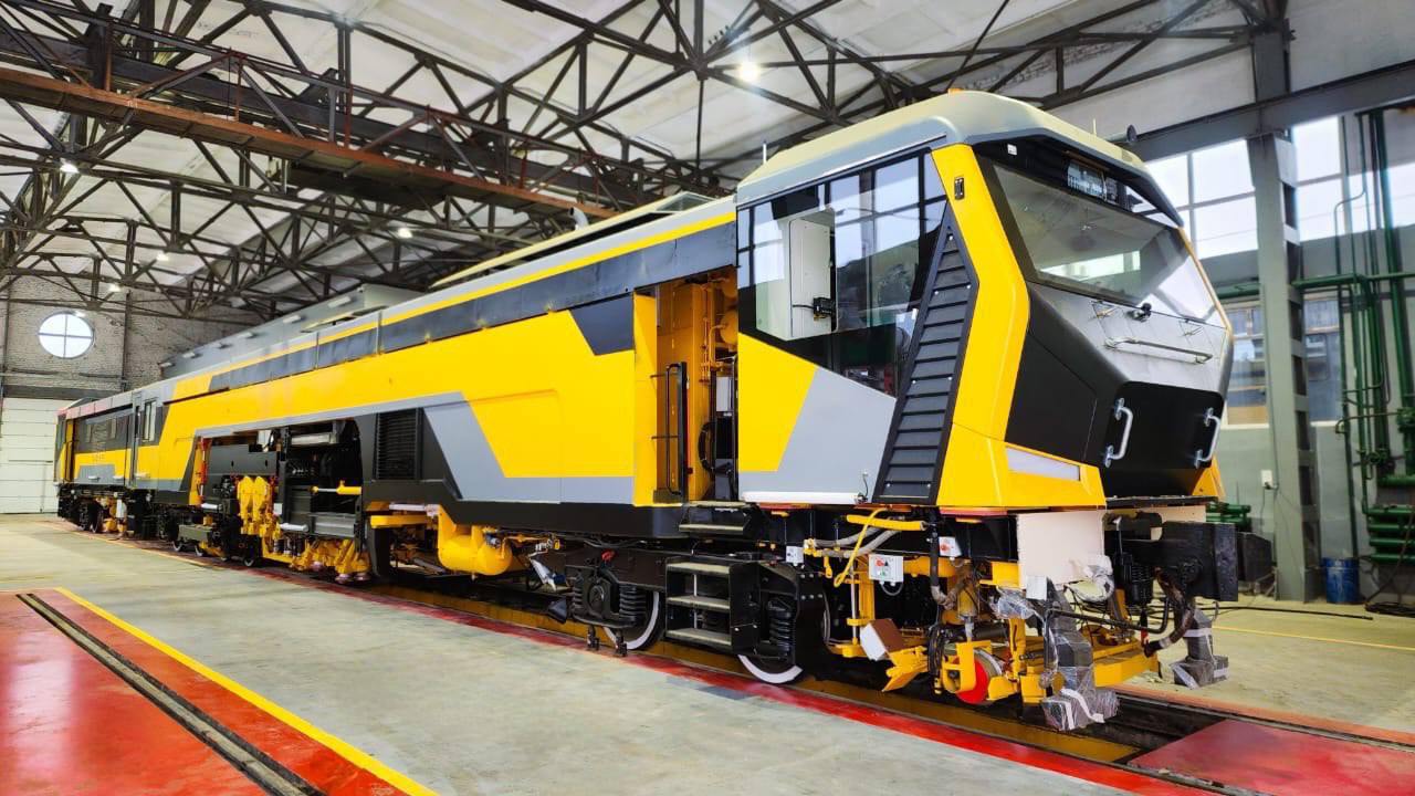 Завершена сборка первой выпровочно-подбивочно-рихтовочной машины ПМА-3