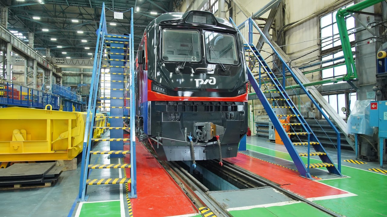 ТМХ завершил сборку и окраску грузового электровоза 2ЭС9