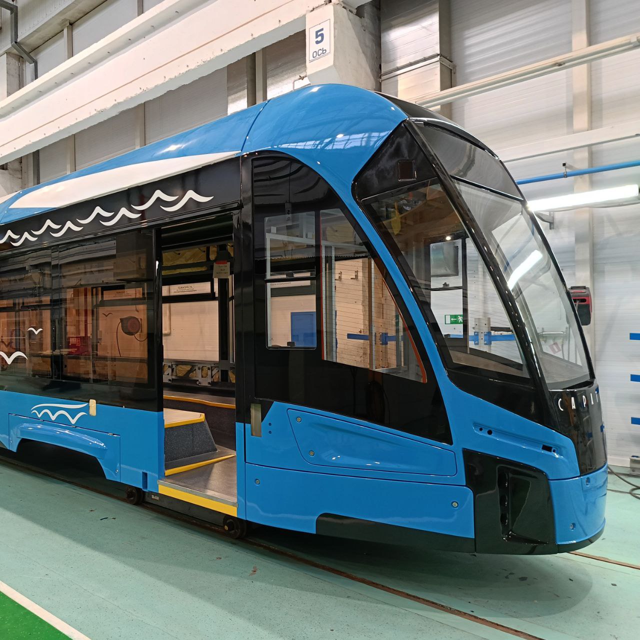 На Невском заводе электрического транспорта обкатывают новый трамвай для Саратова
