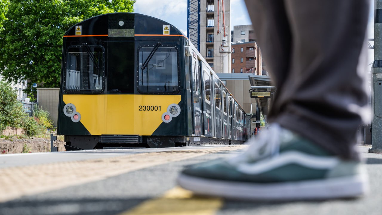 В Великобритании ввели в эксплуатацию первый полностью аккумуляторный поезд
